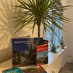 公寓 Schoene Mit Terrasse, Nur 2 Minuten Zur Autobahn